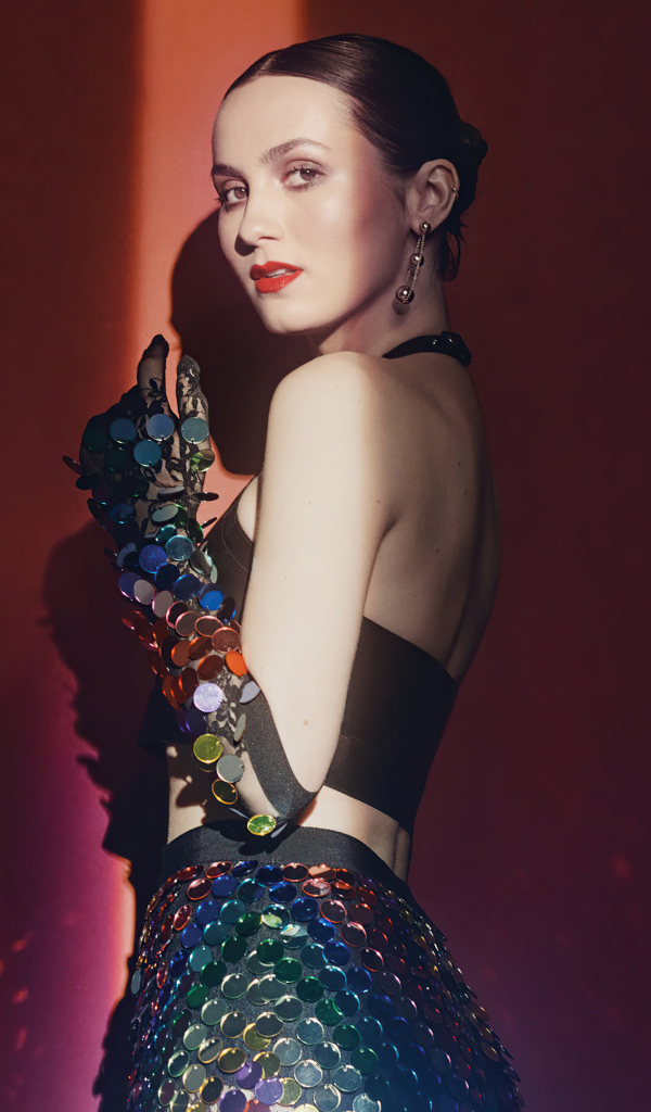 Американская актриса Мод Апатоу в ярком платье