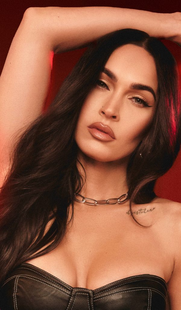 Американская актриса  Меган Фокс на красном фоне