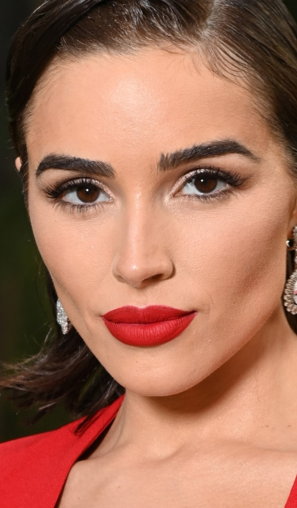 Американская актриса Оливия Калпо в красном наряде