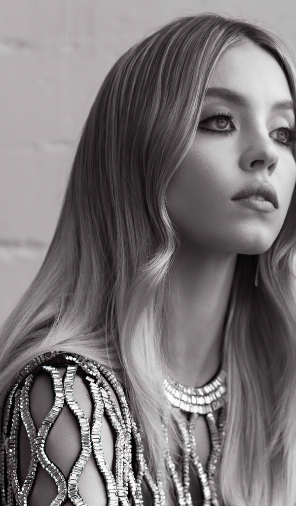 Американская актриса Сидни Суини черное-белое фото