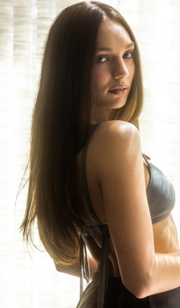 Американская танцовщица Мэдди Зиглер у окна