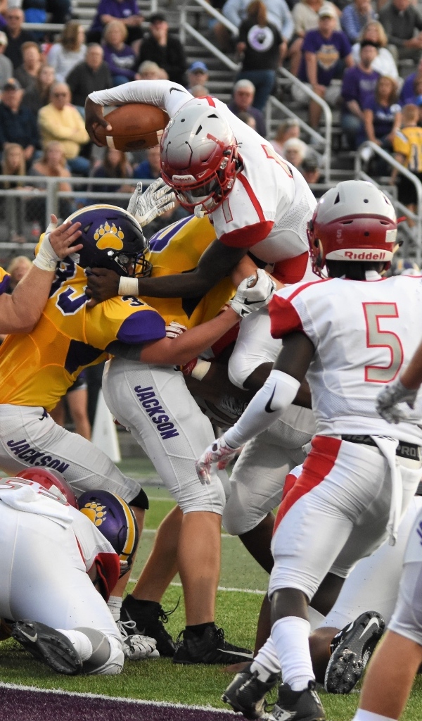 Игроки в американский футбол на поле