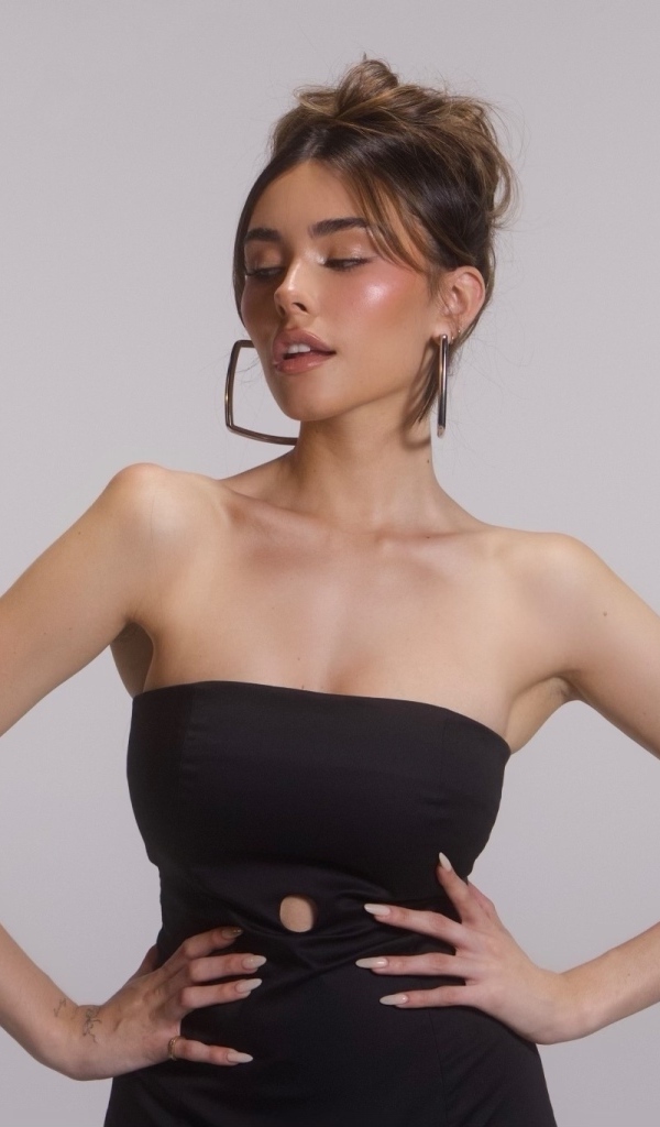 Американская певица Мэдисон Бир в черном платье