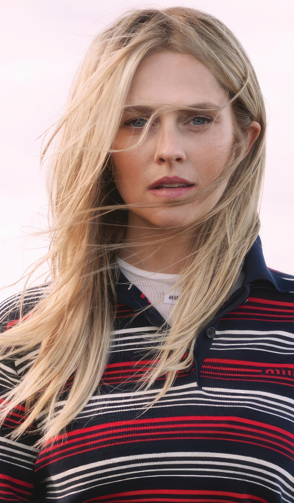 Австралийская актриса Тереза Палмер в свитере