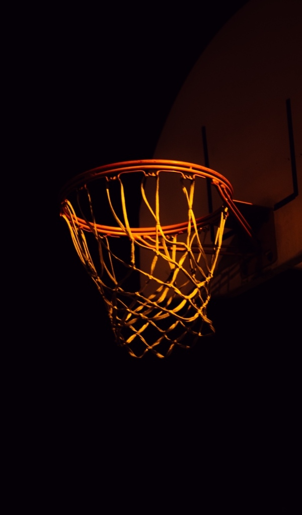 Баскетбольное кольцо в лучах света ночью