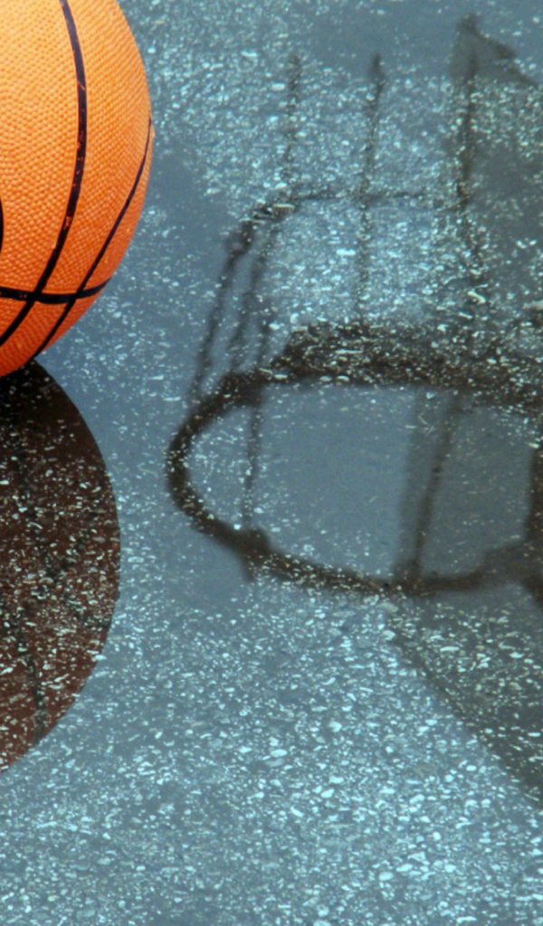 Баскетбольный мяч отражается в мокрой поверхности