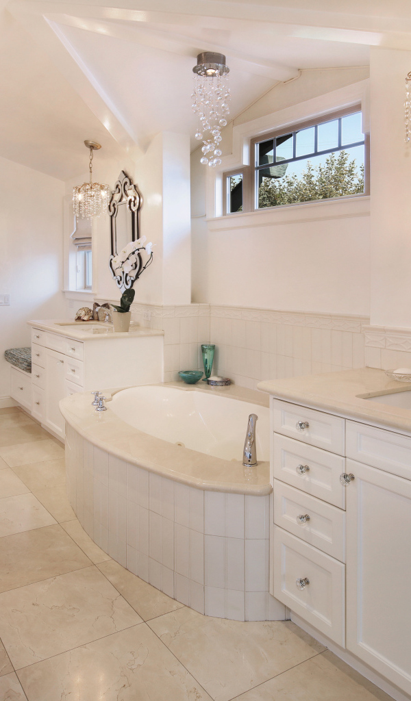 Ванная комната с белой мебелью и зеркалом