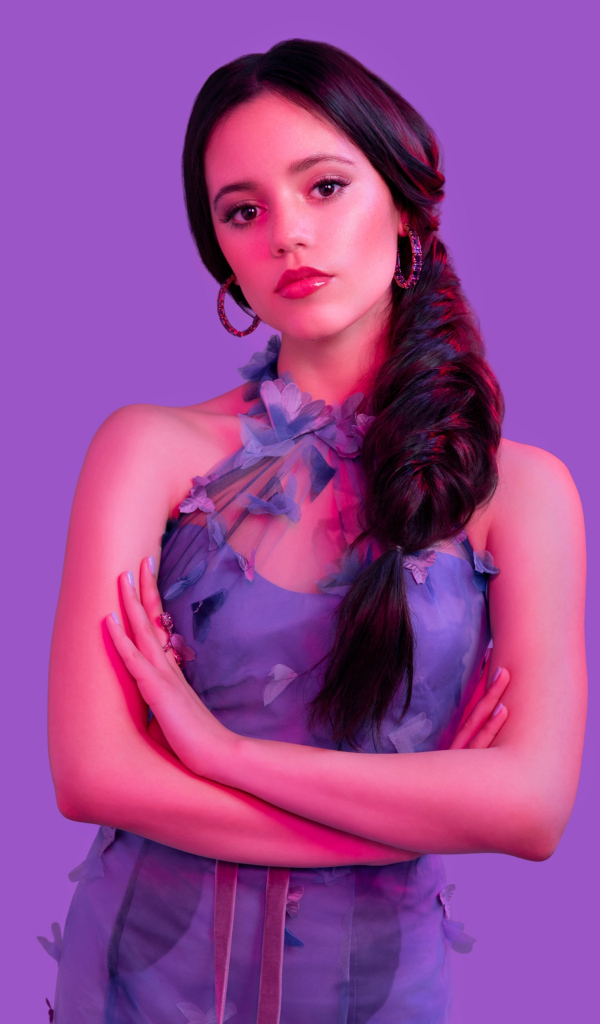 Красивая Дженна Ортега на фиолетовом фоне