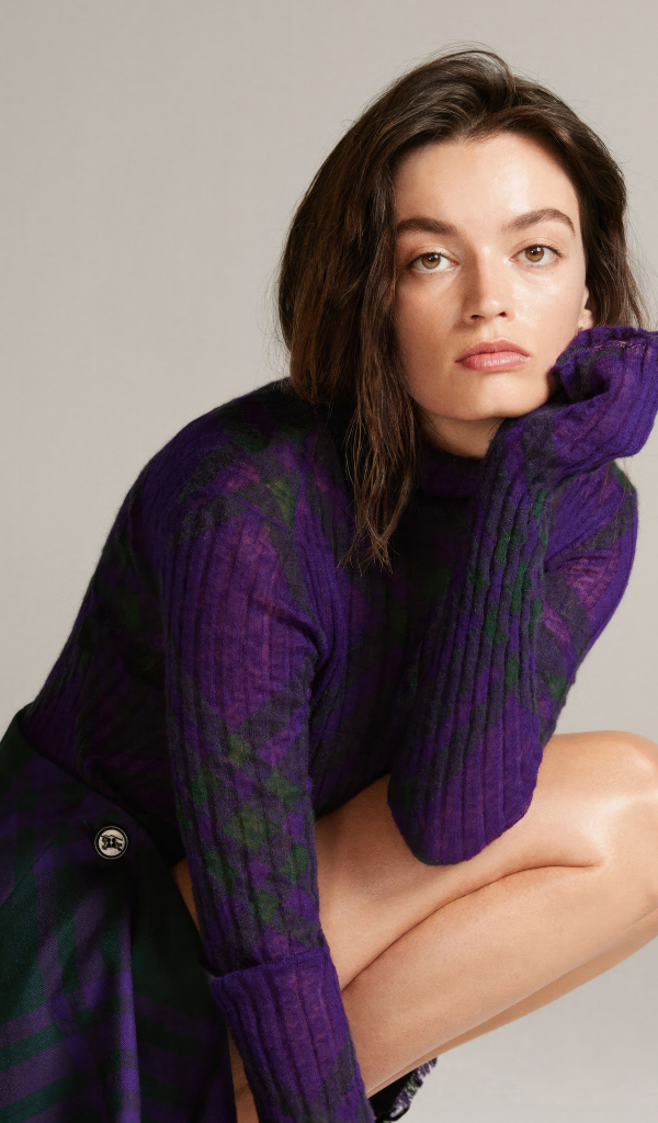 Красивая актриса Эмма Маки в свитере