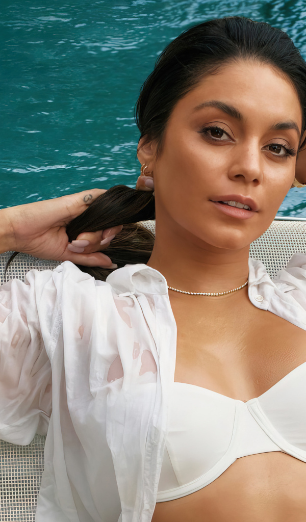 Красивая актриса Ванесса Хадженс в купальнике у воды