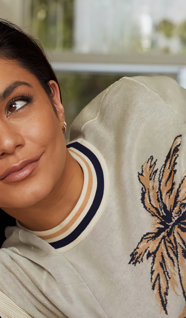 Красивая актриса Ванесса Хадженс лежит на кровати