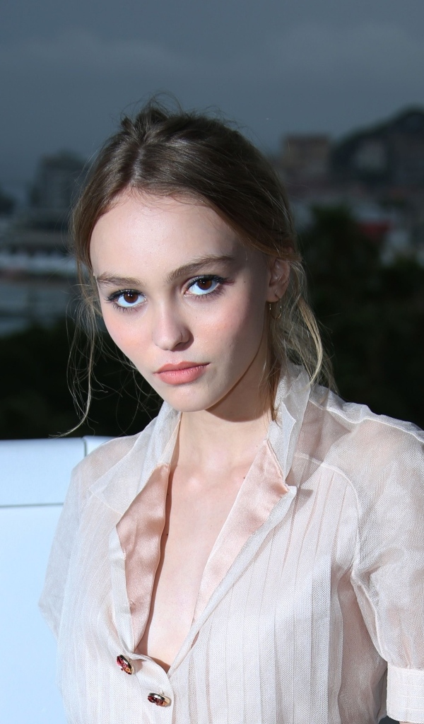 Красивая кареглазая девушка Лили-Роуз Мелоди Депп