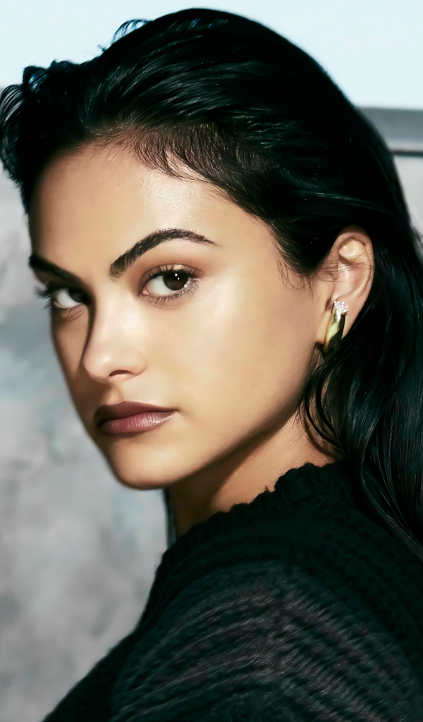 Красивая брюнетка Камила Мендес