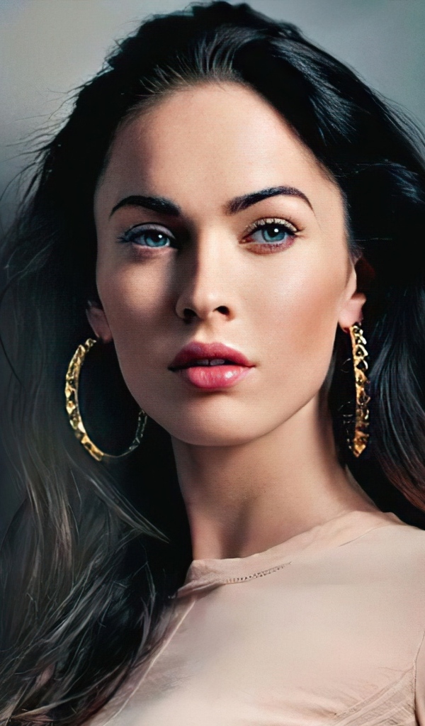 Красивая брюнетка актриса Меган Фокс