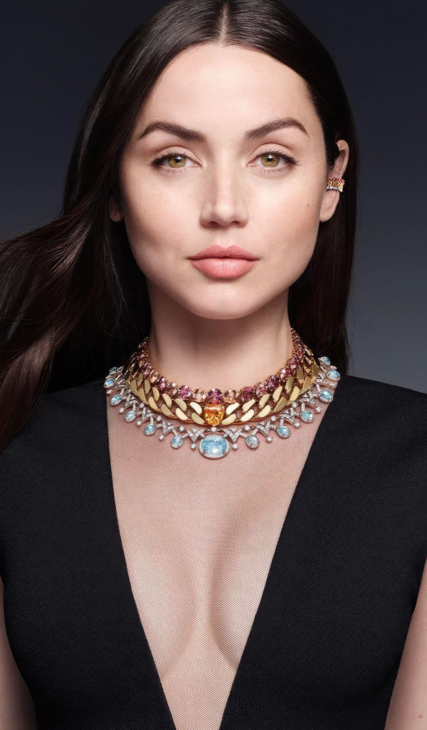 Красивое украшение на шее актрисы Ана де Армас