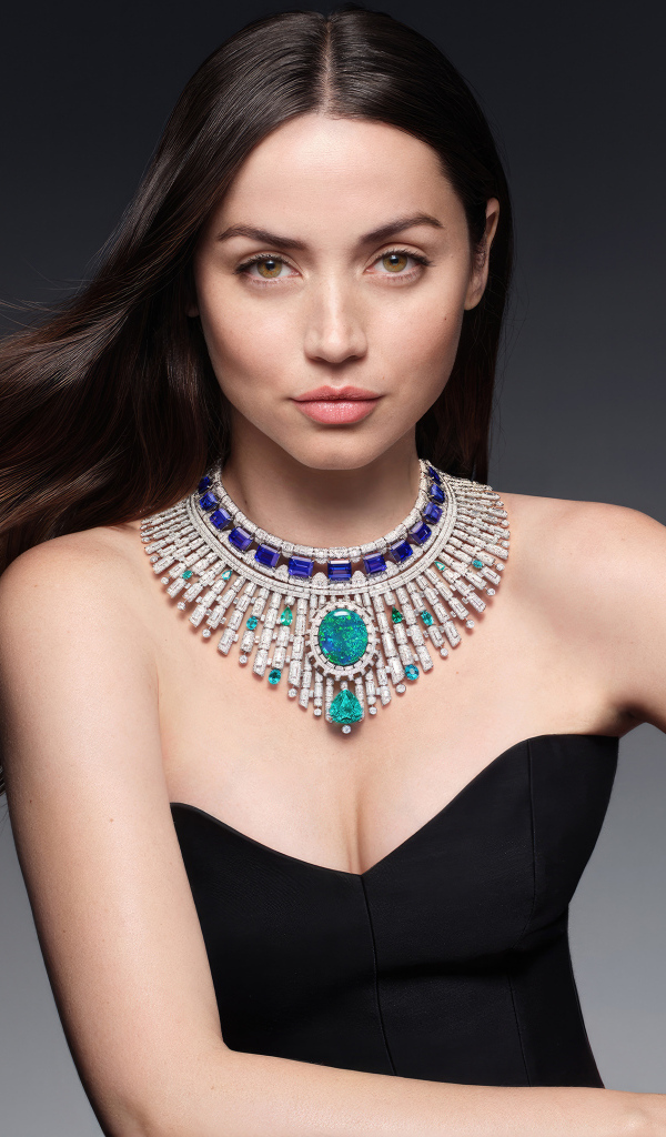 Красивое дорогое украшение на шее актрисы Ана де Армас