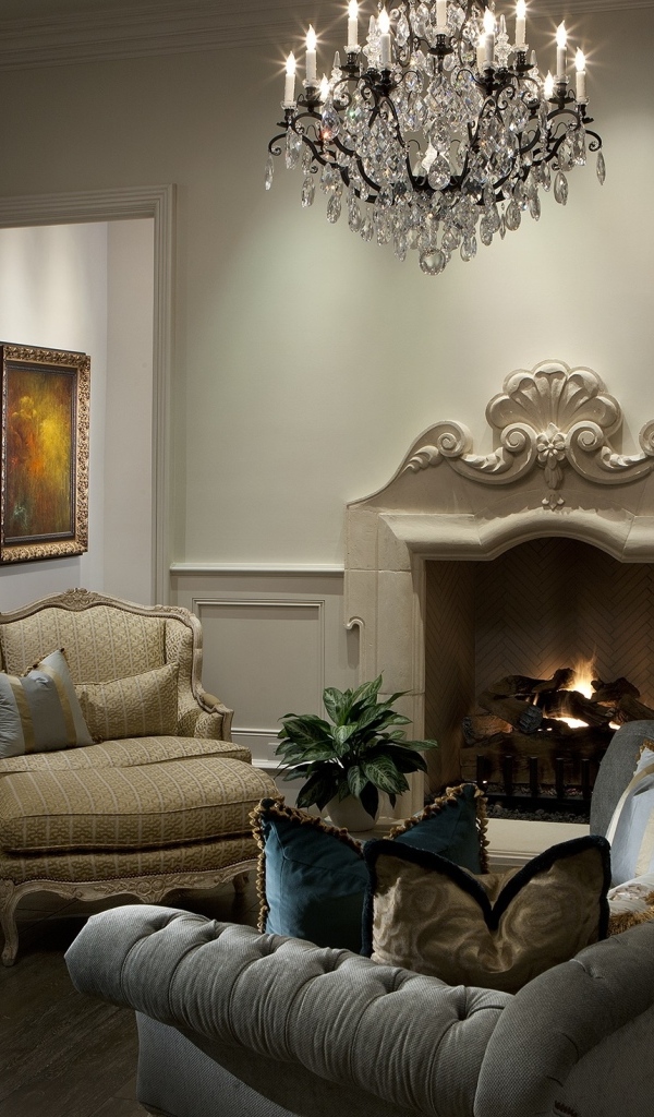 Красивый камин с креслами в гостиной