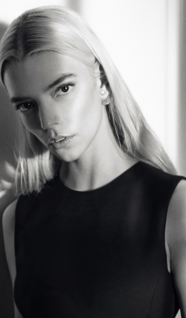 Красивая девушка актриса Аня Тейлор-Джой стоит у стены