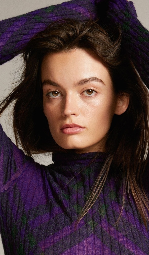 Красивая девушка актриса Эмма Маки в свитере