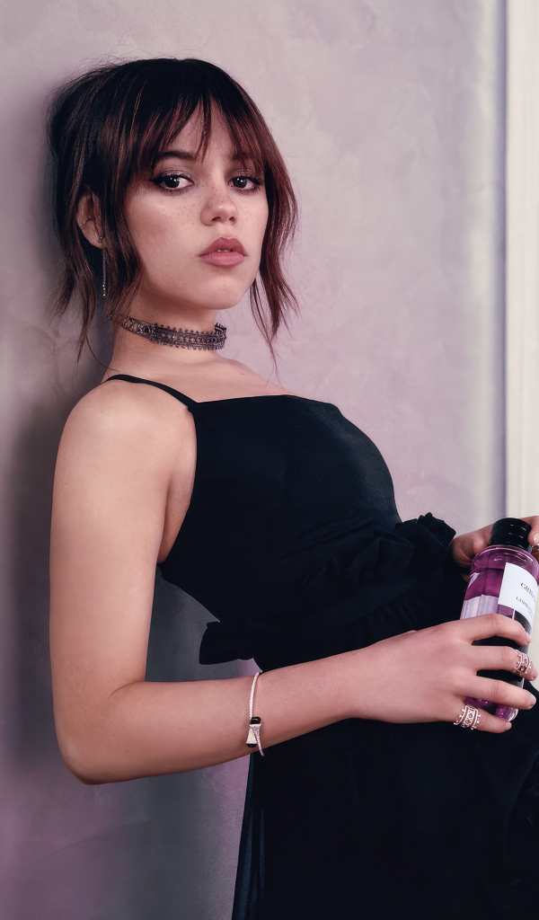 Красивая девушка в черном платье актриса Дженна Ортега