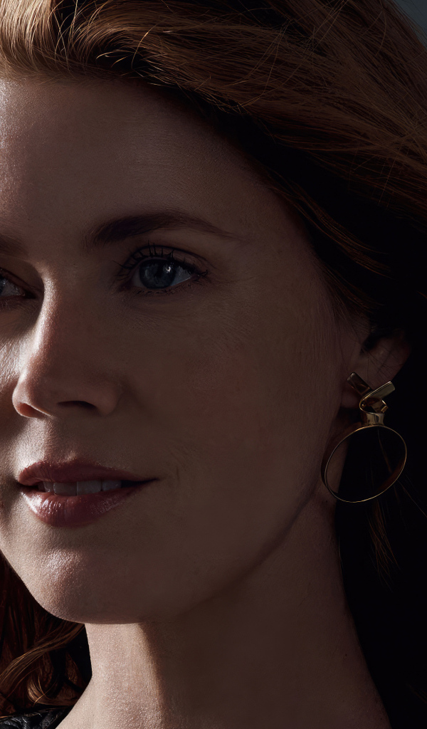 Красивая рыжеволосая американская актриса Эми Адамс