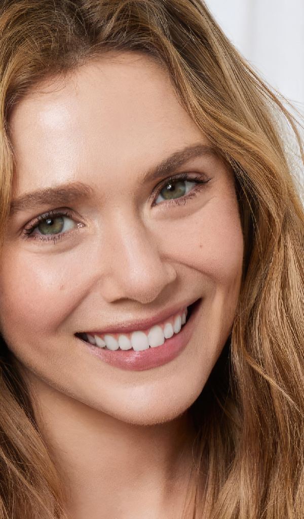 Красивая улыбка актрисы Элизабет Олсен