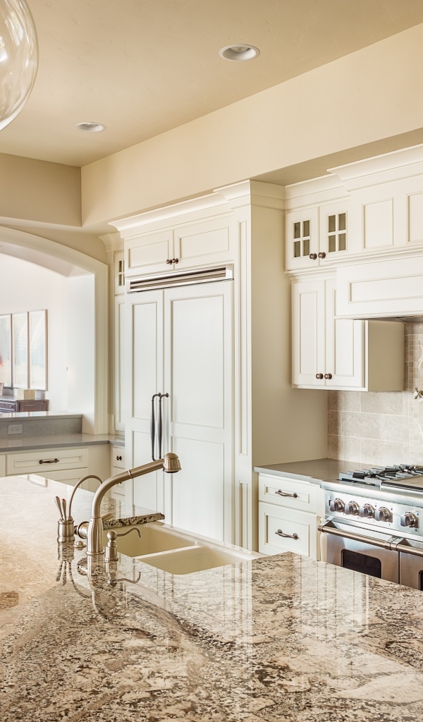 Красивая белая мебель на кухне в доме