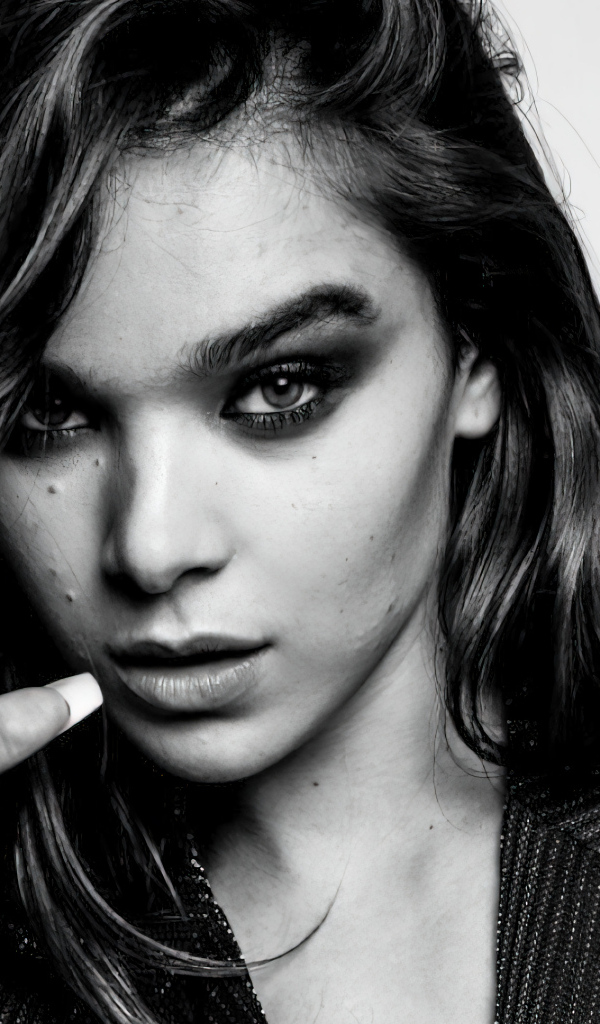 Черно-белое фото актрисы Хейли Стейнфилд на сером фоне