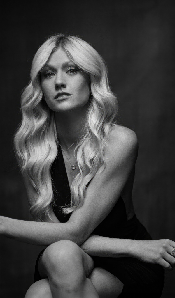 Черно-белое фото актрисы Кэтрин Макнамара