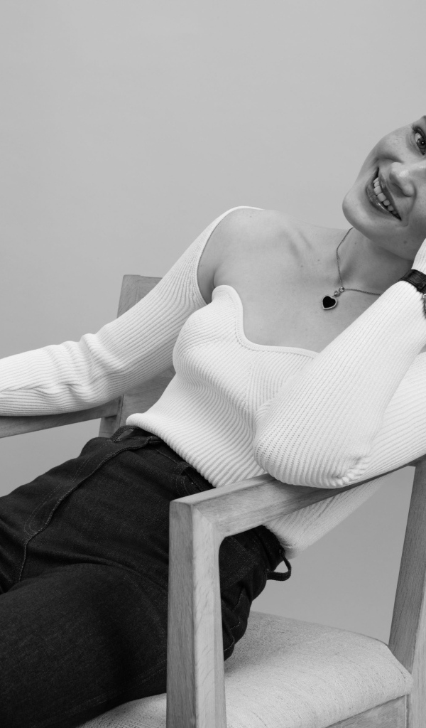 Черно-белое фото актрисы Сэди Синк