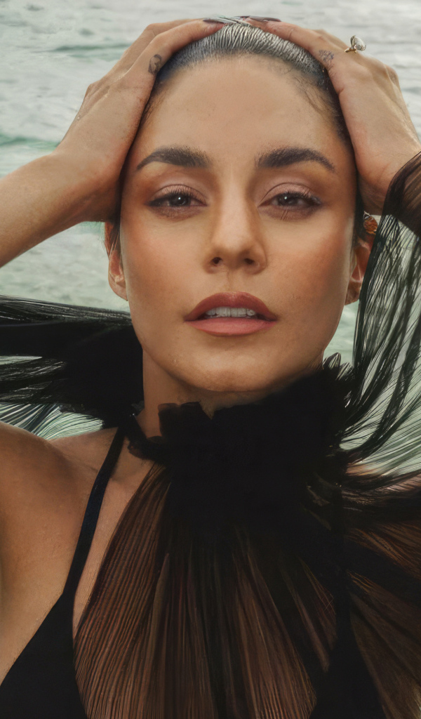 Черный наряд на актрисе Ванесса Хадженс