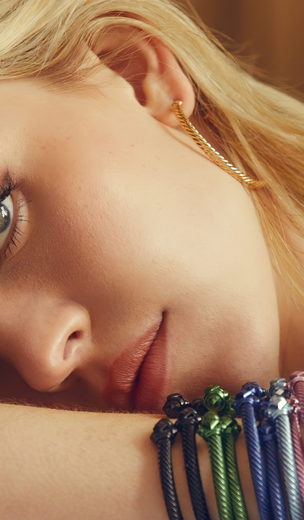 Блондинка Сидни Суини с браслетами на руках