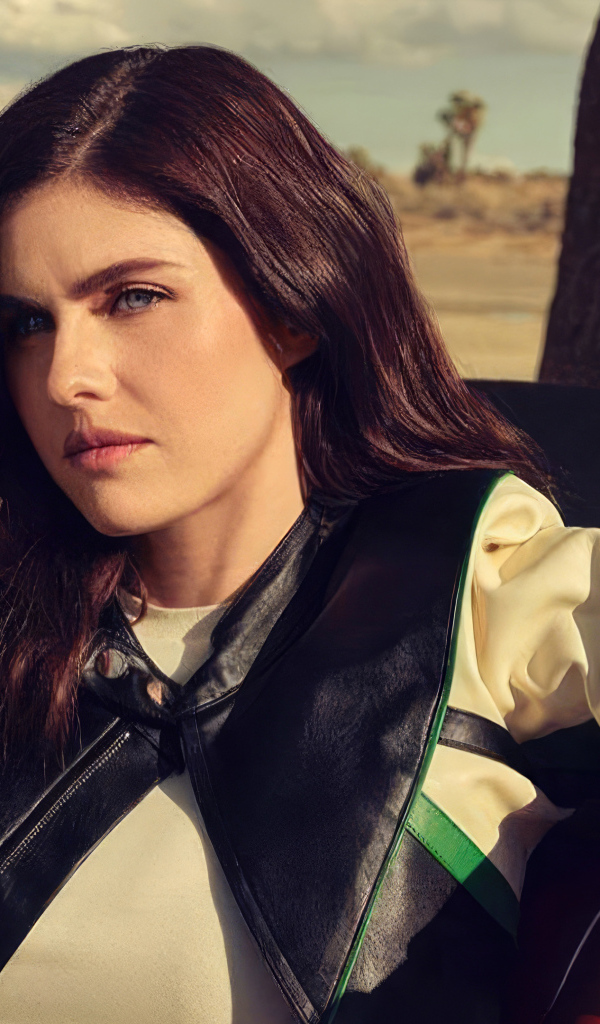 Голубоглазая актриса Александра Даддарио сидит в авто