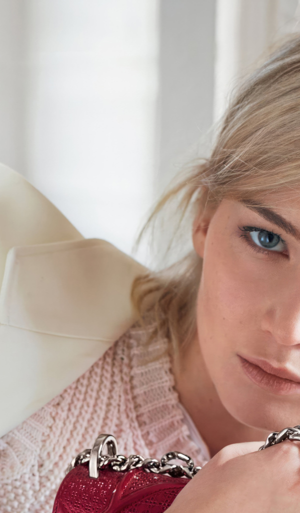 Голубоглазая актриса Дженнифер Лоуренс в белом пиджаке