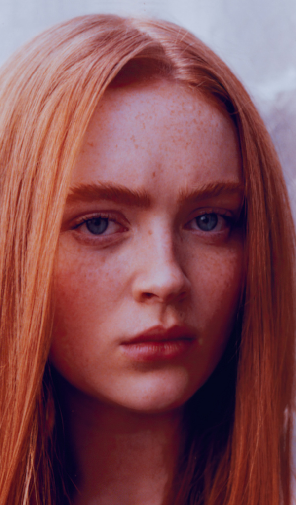 Голубоглазая рыжеволосая девушка Сэди Синк