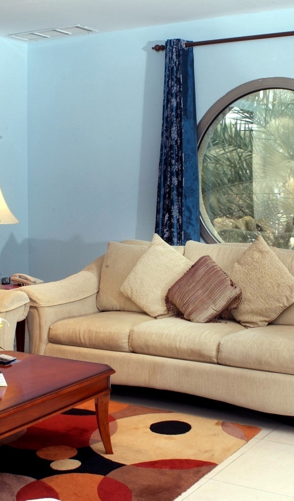 Синие шторы в гостиной с двумя диванами