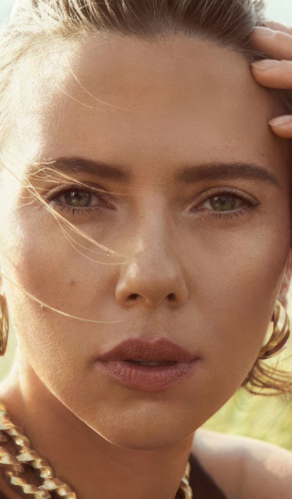 Украшения на теле актрисы Скарлетт Йоханссон