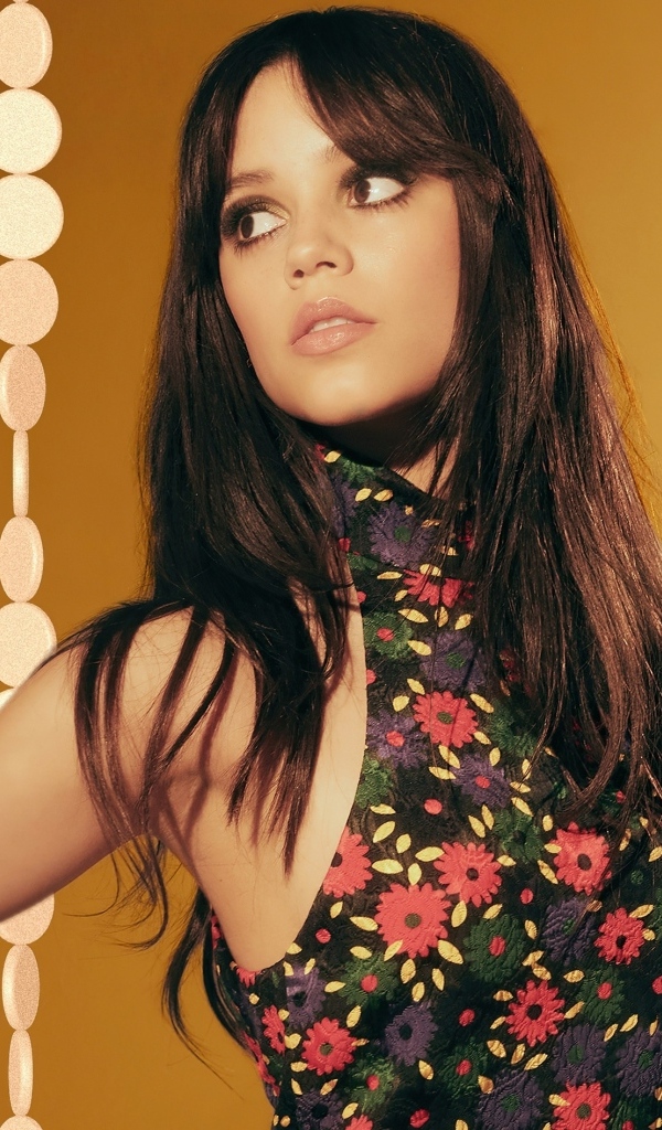 Яркая девушка актриса Дженна Ортега