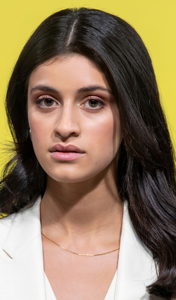 Британская актриса Аня Чалотра на желтом фоне