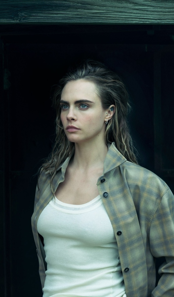 Британская актриса Кара Делевинь в рубашке