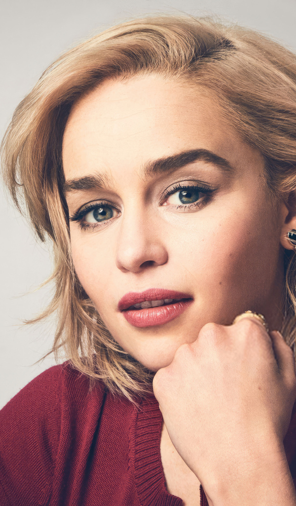 Британская актриса Эмилия Кларк в красном свитере