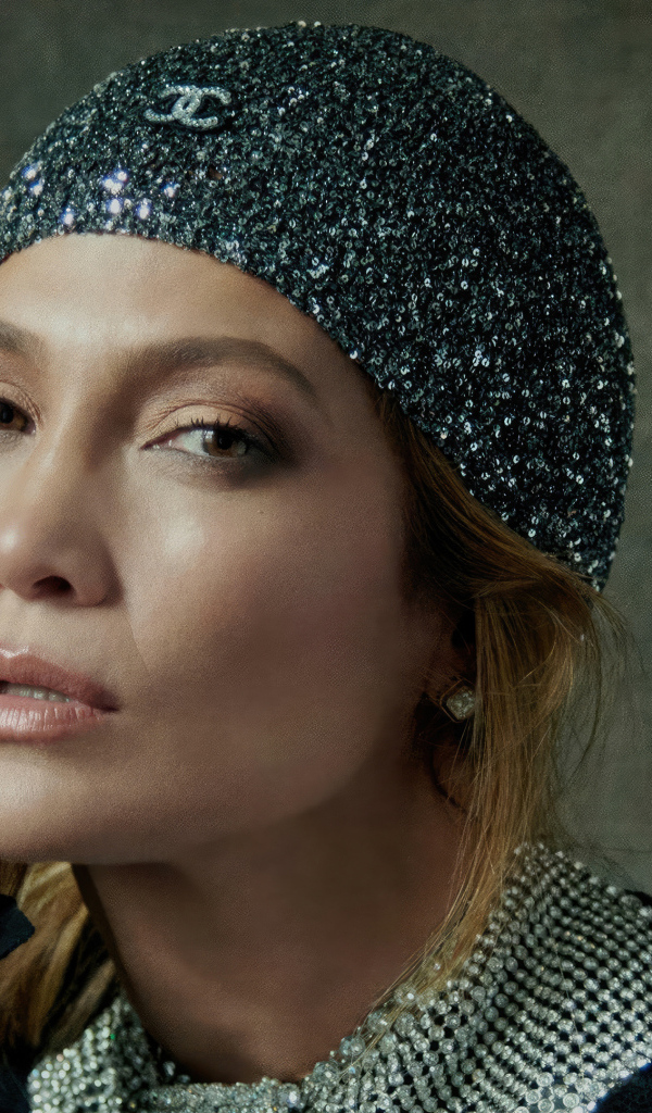 Кареглазая Дженнифер Лопес в блестящей шапке