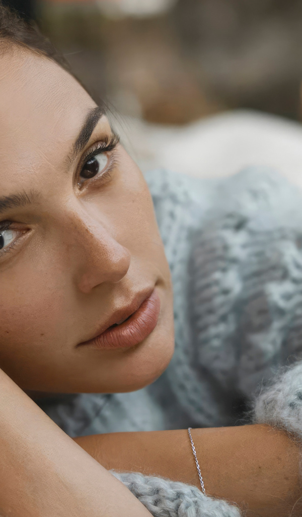 Кареглазая актриса Галь Гадот в теплом свитере