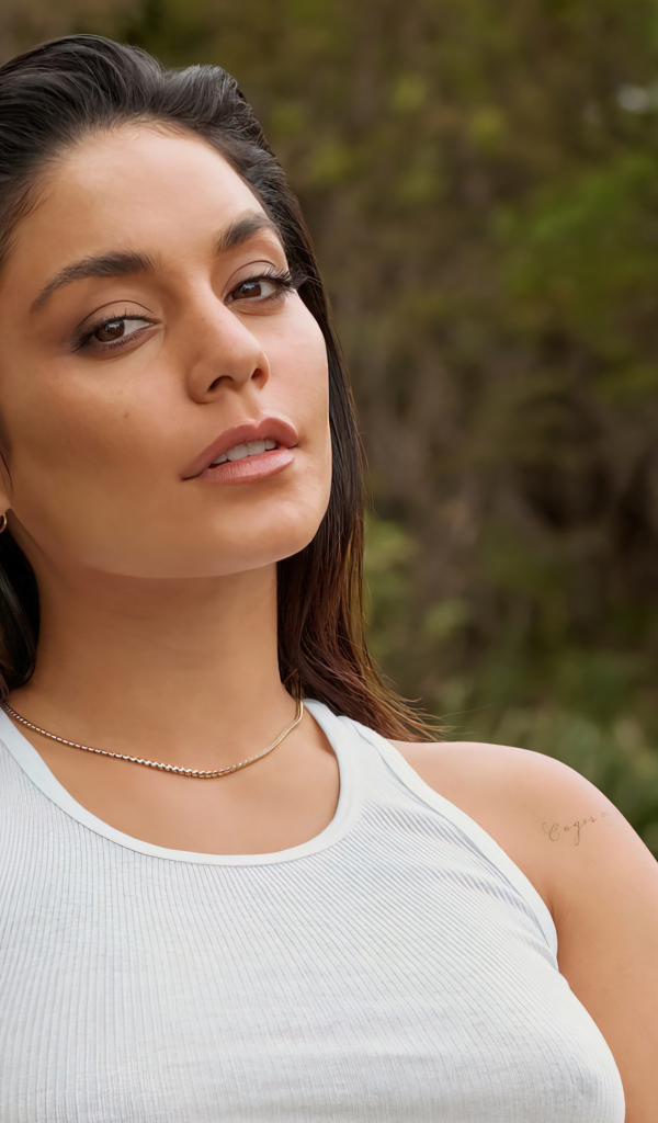 Кареглазая актриса Ванесса Хадженс в белой майке