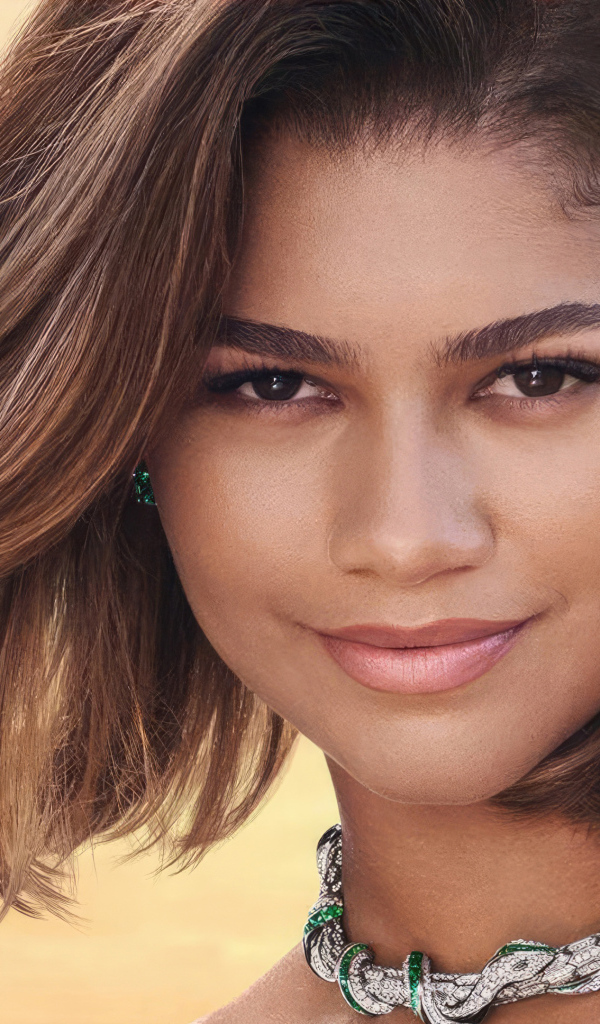 Кареглазая красивая девушка актриса Зендея