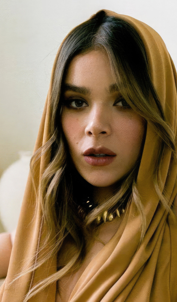 Кареглазая девушка актриса Хейли Стайнфелд