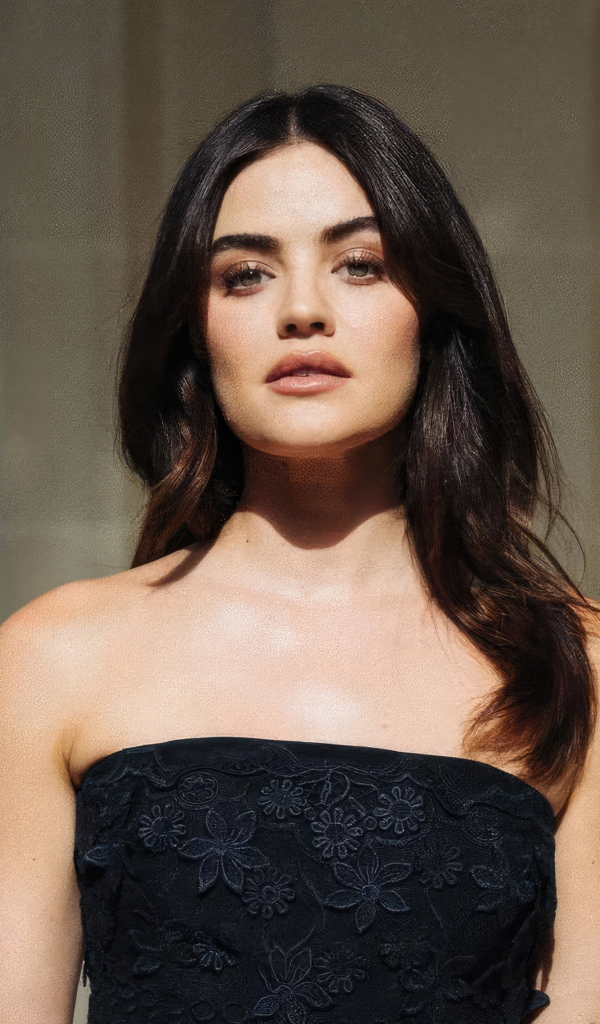 Брюнетка Люси Хейл в черном платье