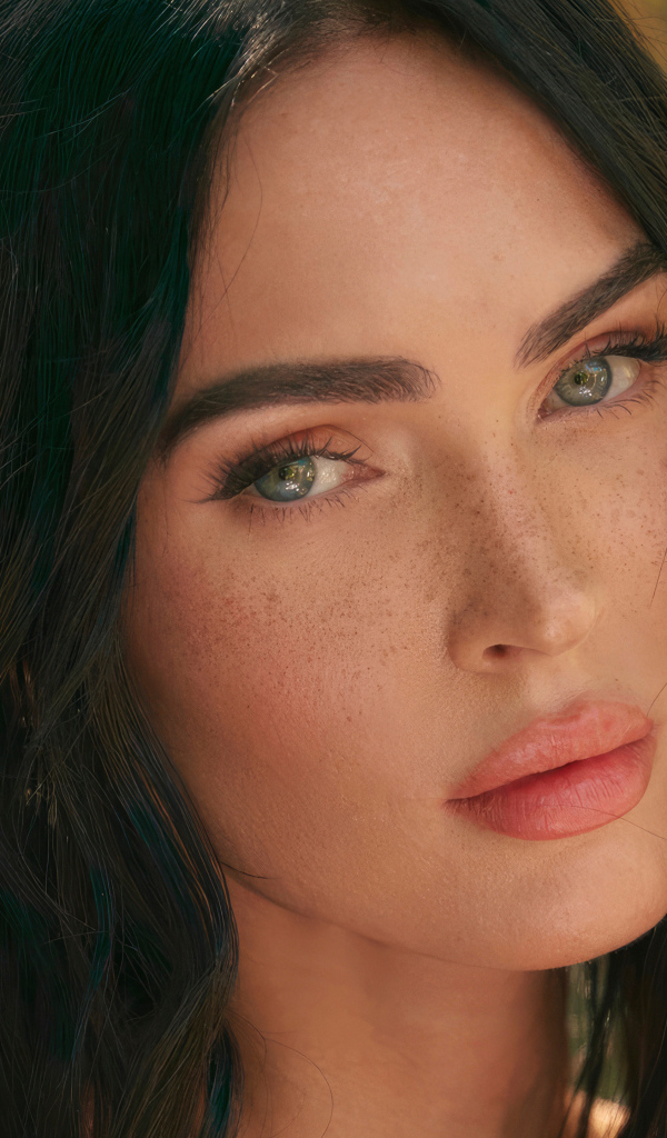 Взгляд актрисы Меган Фокс крупным планом