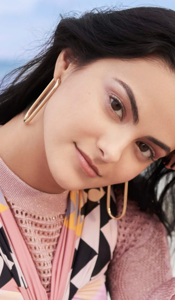 Милая кареглазая девушка актриса Камила Мендес