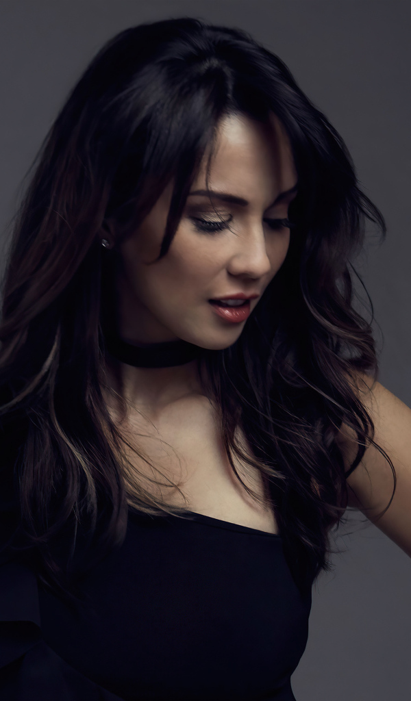 Милая девушка актриса Лекса Дойг  в черном платье